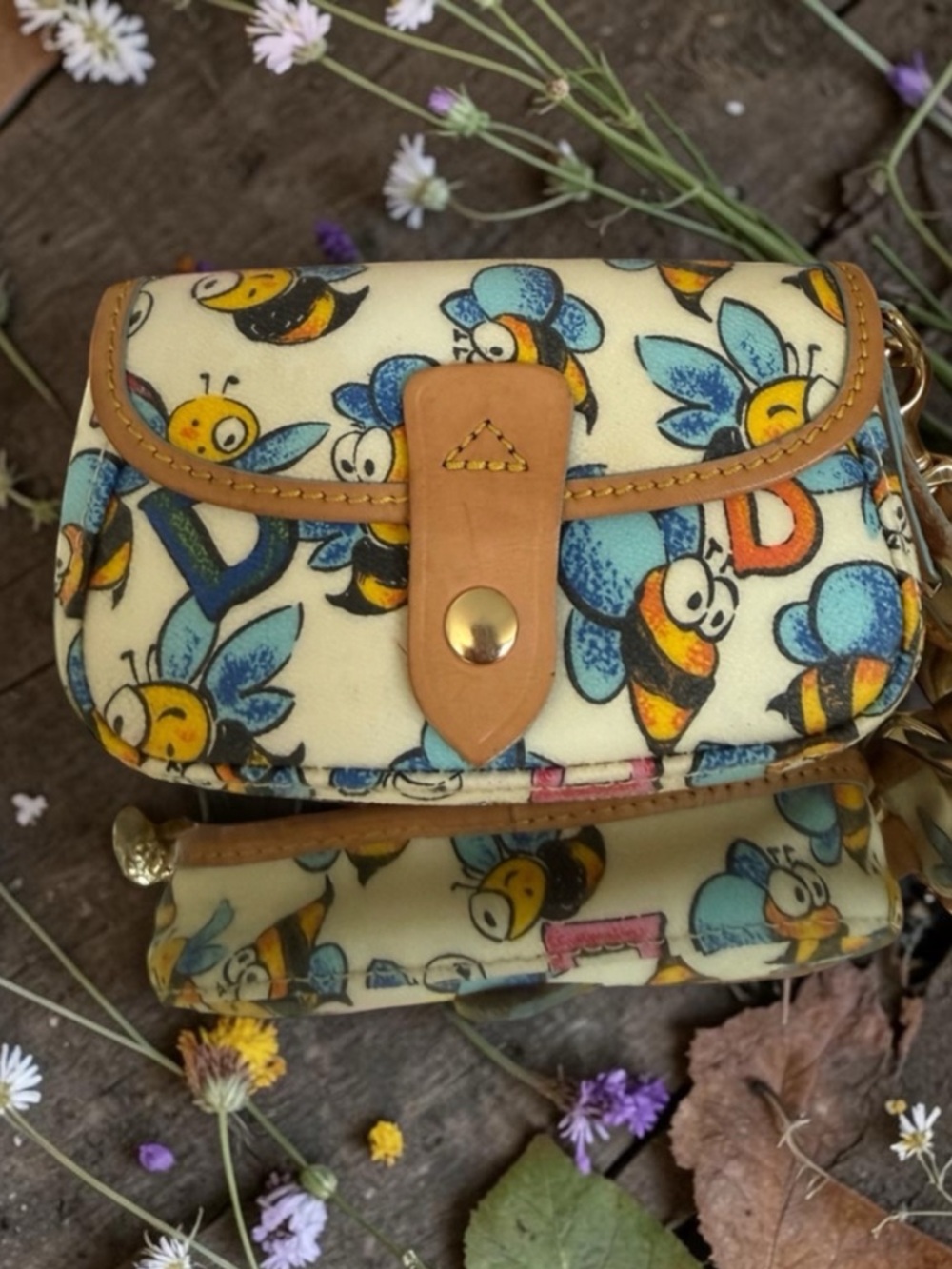 Dooney & Bourke Y2K Bee Wristlet vintage nwot